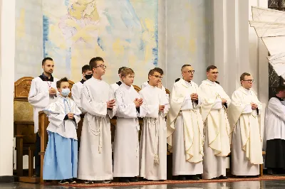 Objawienia Fatimskie to ważny dla katolików znak Bożej Opatrzności i nieustannej opieki Matki Bożej. Fatima to miasto w środkowo-zachodniej Portugalii. To właśnie tam miały miejsce objawienia Najświętszej Maryi Panny w 1917 roku, jakich doświadczyli Łucja Dos Santos oraz Hiacynta i Franciszek Marto – mali pastuszkowie. Maryja ukazywała się dzieciom każdego 13-go dnia miesiąca od maja do października.  Na pamiątkę tychże objawień, Kościół Katolicki uczestniczy w tzw. nabożeństwach fatimskich. Ostatnie z nich miały miejsce 13 października – w naszej Katedrze obecna była również cała wspólnota Wyższego Seminarium Duchownego w Rzeszowie. Uroczystości rozpoczęły się Mszą świętą o godzinie 19:00 pod przewodnictwem księdza rektora Pawła Pietrusiaka, zaś homilię wygłosił ojciec duchowny ks. Andrzej Szpaczyński.  Ojciec Andrzej już na początku wygłaszanego słowa skierował naszą uwagę na wielki cud Eucharystii: „Czy zobaczymy jakiś cud? Czy dany będzie jakiś znak?” – zapytał i od razu odpowiedział: „Nie wiadomo, czy będzie coś niezwykłego, ale jestem przekonany, że będzie cud – cud przemiany chleba i wina w Ciało i Krew Chrystusa – ten cud się dokona”. To bardzo ważne w życiu każdego chrześcijanina, aby nie szukać mistycznych doznań, czy szczególnych znaków od Boga, ale aby ujrzeć największy cud jakim jest Eucharystia. W tym darze możemy uczestniczyć każdego dnia i do tego też jesteśmy zaproszeni.  Po Eucharystii odbyła się procesja z figurą Matki Bożej Fatimskiej oraz Różaniec z rozważaniami przygotowanymi przez diakonów naszej diecezji.  Jesteśmy wdzięczni Panu Bogu za łaskę miłosierdzia i wezwania do pokoju jakie przesłał przez objawienia Pani Fatimskiej i nieustannie prosimy Go, abyśmy coraz mocniej potrafili kochać i dążyć do jedności. Za ten czas wspólnej modlitwy, chwała Panu!  fot. Joanna Prasoł