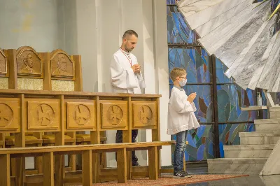 W piątek 13 sierpnia przeżywaliśmy kolejne w tym roku Nabożeństwo Fatimskie. O godz. 18.40 zostały przedstawione prośby i podziękowania do Matki Bożej Fatimskiej, w intencji których sprawowana była także Msza Święta. Eucharystii przewodniczył ks. Piotr Fortuna (proboszcz parafii Rzeszów-Matysówka), homilię zaś wygłosił ks. Jan Pyziak (proboszcz parafii Rzeszów-Matysówka w latach 1985-2018). Po Mszy Świętej wyruszyła procesja z figurą Matki Bożej, podczas której modlitwę różańcową prowadzili przedstawiciele parafii Rzeszów-Zalesie wraz ze swoim duszpasterzem ks. Marcinem Jaraczem. Modlitwę ubogaciła obecność Orkiestry Dętej pod dyrekcją Tadeusza Cielaka. Nabożeństwo zakończył Apel Jasnogórski. fot. Małgorzata Ryndak