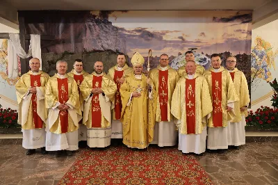 „Eucharystia powinna nas prowadzić do odkrycia kapłańskiej misji Ludu Bożego, kapłańskiej misji każdego z nas” – powiedział Biskup Rzeszowski podczas Mszy Wieczerzy Pańskiej, której przewodniczył w katedrze rzeszowskiej w Wielki Czwartek, 2 kwietnia 2026 r.
Podczas uroczystej liturgii Wielkiego Czwartku w katedrze rzeszowskiej, której przewodniczył bp Jan Wątroba, wierni zostali zaproszeni do refleksji nad tajemnicą Eucharystii, kapłaństwa oraz powołania całego Ludu Bożego do udziału w misji Chrystusa. Na zakończenie homilii biskup zachęcił do szczególnej modlitwy za kapłanów, zwłaszcza tych przeżywających trudności i kryzysy. „Panie Jezu, dobry pasterzu i towarzyszu wędrówki, dziś powierzamy Ci wszystkich kapłanów, ale zwłaszcza tych, którzy przechodzą chwilę kryzysu” – powiedział Biskup Rzeszowski. Wezwał także wspólnotę wiernych do troski o kapłanów poprzez modlitwę, życzliwość i wsparcie.
Wielkoczwartkowa liturgia w katedrze rzeszowskiej stała się nie tylko dziękczynieniem za dar Eucharystii i kapłaństwa, ale także wezwaniem do odnowienia świadomości odpowiedzialności każdego wiernego za życie Kościoła i świadectwo wiary w świecie. fot. ks. Jakub Oczkowicz