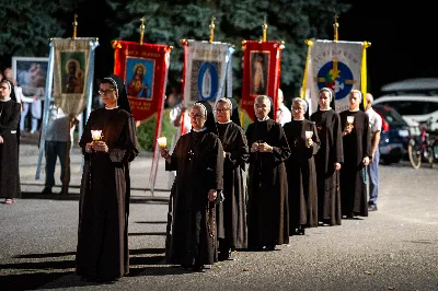 W środę 13 września przeżywaliśmy kolejne w tym roku Nabożeństwo Fatimskie. O godz. 18.40 zostały przedstawione prośby i podziękowania do Matki Bożej Fatimskiej, w intencji których sprawowana była także Msza Święta. Eucharystii przewodniczył i homilię wygłosił ks. Marek Kotwa – wikariusz parafii pw. Św. Michała Archanioła w Rzeszowie. Po Mszy Świętej wyruszyła procesja z figurą Matki Bożej, podczas której modlitwę różańcową prowadzili przedstawiciele parafii pw. Św. Jadwigi Królowej wraz ze swoimi duszpasterzami: ks. Tomaszem Gałuszką oraz ks. Łukaszem Mariuszycem, zaś figurę Matki Bożej nieśli przedstawiciele Bractwa św. Michała Archanioła, Rycerzy Kolumba oraz Związku Strzeleckiego "Strzelec". Modlitwę ubogaciła obecność Orkiestry Dętej pod dyrekcją Tadeusza Cielaka. Nabożeństwo zakończył Apel Jasnogórski. fot. Jola Warchoł