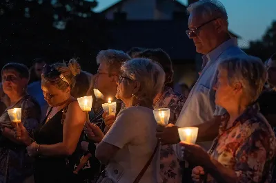 W niedzielę 13 sierpnia przeżywaliśmy kolejne w tym roku Nabożeństwo Fatimskie. O godz. 18.40 zostały przedstawione prośby i podziękowania do Matki Bożej Fatimskiej, w intencji których sprawowana była także Msza Święta. Eucharystii przewodniczył ks. Piotr Fortuna (proboszcz parafii Rzeszów-Matysówka), homilię zaś wygłosił ks. Jan Pyziak (proboszcz parafii Rzeszów-Matysówka w latach 1985-2018). Po Mszy Świętej wyruszyła procesja z figurą Matki Bożej, podczas której modlitwę różańcową prowadzili przedstawiciele parafii Rzeszów-Zalesie wraz ze swoim duszpasterzem ks. Łukaszem Jaskiem. Modlitwę ubogaciła obecność Orkiestry Dętej pod dyrekcją Tadeusza Cielaka. Nabożeństwo zakończył Apel Jasnogórski. fot. Joanna Prasoł