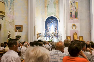 W czwartek 13 czerwca przeżywaliśmy uroczyste Nabożeństwo Fatimskie. Naszym modlitwom przewodniczył ks. Tadeusz Pindara. Kazanie wygłosił ks. Paweł Blat. O godz. 18.40 zostały przedstawione prośby i podziękowania do Matki Bożej Fatimskiej, w intencji których sprawowana była także Msza Święta. Po Mszy Świętej wyruszyła procesja z figurą Matki Bożej i relikwiami świętych Dzieci Fatimskich. Nabożeństwo zakończył Apel Jasnogórski. Dziękujemy parafii pw. Matki Bożej Częstochowskiej (Drabinianka) w Rzeszowie za przygotowanie liturgii oraz parafii pw. Miłosierdzia Bożego (Biała) za prowadzenie modlitwy różańcowej. fot. Joanna Prasoł 