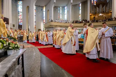 „Na swoje życie i swoje kapłaństwo trzeba popatrzeć w świetle Bożej miłości. Inaczej go nie pojmiemy ani my, ani ci, którzy będą na nas patrzeć” – mówił bp Jan Wątroba podczas Mszy św. z udzieleniem święceń prezbiteratu. 4 czerwca 2022 r. w kościele katedralnym jedenastu diakonów diecezji rzeszowskiej przyjęło sakrament kapłaństwa.
Do grona neoprezbiterów diecezji rzeszowskiej należą: ks. Sebastian Bełz z parafii w Nienadówce, ks. Krzysztof Lampart z parafii w Rudnej Wielkiej, ks. Mateusz Łachmanek z parafii w Lipinkach, ks. Karol Migut z parafii w Jasionce, ks. Marcin Murawski z parafii katedralnej w Rzeszowie, ks. Adrian Pazdan z parafii w Zagorzycach, ks. Tomasz Sienicki z parafii w Bieździedzy, ks. Dominik Świeboda z parafii w Palikówce, ks. Piotr Wąsacz z parafii bł. Władysława Findysza w Rzeszowie, ks. Mateusz Wojtuń z parafii w Święcanach oraz ks. Wiktor Zoła z parafii w Cieklinie.
Mszy św. przewodniczył i święceń udzielił bp Jan Wątroba. Eucharystię koncelebrowało około osiemdziesięciu księży, m.in: przełożeni Wyższego Seminarium Duchownego w Rzeszowie oraz proboszczowie i wikariusze z parafii rodzinnych neoprezbiterów. W Mszy św. uczestniczył abp Edward Nowak, bp Kazimierz Górny i bp Edward Białogłowski.
Zebranych w kościele katedralnym powitał ks. Krzysztof Gołąbek, proboszcz parafii.
W homilii bp Jan Wątroba nawiązał do słów z Ewangelii według św. Jana w których Chrystus tłumaczy co to znaczy być dobrym pasterzem. „Być kapłanem w Kościele Chrystusowym to znaczy mieć udział w Jego pasterskiej misji i stale upodabniać się do Dobrego Pasterza, który zna owce, karmi je, broni i jest gotów oddać życie dla ich dobra” – mówił hierarcha.
Po homilii odbył się obrzędy święceń: przyrzeczenie czci i posłuszeństwa Biskupowi Ordynariuszowi, Litania do Wszystkich Świętych podczas której kandydaci leżeli krzyżem, nałożenie rąk, modlitwa święceń oraz namaszczenie rąk krzyżmem i wręczenie chleba i wina. Podczas Liturgii Eucharystycznej nowo wyświęceni po raz pierwszy wyciągnęli dłonie nad chlebem i winem wypowiadając słowa konsekracji.
Na zakończenie Mszy św. ks. Tomasz Sienicki, podziękował w imieniu nowo wyświęconych wszystkim, którzy przyczynili się do przygotowania ich do kapłaństwa. Słowa wdzięczności, m.in. przełożonym Wyższego Seminarium Duchownego w Rzeszowie i rodzicom neoprezbiterów, wypowiedział bp Jan Wątroba. 
W drodze do zakrystii neoprezbiterzy zatrzymali się przy figurze Matki Bożej Fatimskiej zawierzając swoje kapłaństwo Matce Bożej.
W niedzielę, 5 czerwca, w Uroczystość Zesłania Ducha Świętego, neoprezbiterzy będą sprawować w swoich rodzinnych parafiach uroczyste Msze św. prymicyjne, a w najbliższych tygodniach otrzymają skierowania do parafii.

Fot. ks. Jakub Nagi oraz biala-wrona.pl
