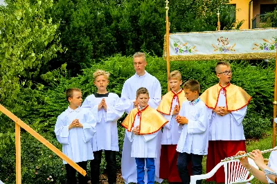 W czwartek w Uroczystość Najświętszego Ciała i Krwi Pańskiej (Boże Ciało) Msza Święta parafialna o godz. 12.00 była sprawowana na osiedlu Drabinianka na placu zieleni między ul. Graniczną i Zieloną. Dziękujemy parafianom za zaangażowanie i pomoc w przygotowaniu ołtarzy: - Ołtarz Mszy Świętej - Spółdzielnia Mieszkaniowa Metalowiec i mieszkańcy ul. Zielonej. - I ołtarz przy kapliczce Matki Bożej Fatimskiej – mieszkańcy bloku ul. Cicha 9. - II ołtarz przy Akademikach – mieszkańcy bloków ul. Cicha 3 i 7. - III ołtarz przed „Energetykiem” mieszkańcy bloku Kwiatkowskiego 5. - IV ołtarz obok bloków ul. Graniczna 4a i 4b – mieszkańcy tychże bloków.  fot. Andrzej Kotowicz