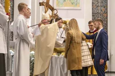 16 kwietnia 2022 r. bp Jan Wątroba przewodniczył liturgii Wigilii Paschalnej w naszej Katedrze. Podczas Mszy Świętej trzy osoby: Justyna, Anna i Nikola przyjęły sakrament chrztu, bierzmowania i Eucharystii.
fot. Joanna Prasoł