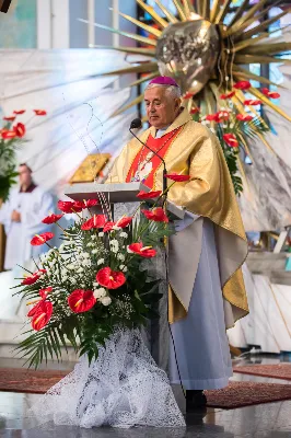 W piątek 28 czerwca obchodziliśmy Uroczystość Najświętszego Serca Pana Jezusa. Jest to nasze święto patronalne złączone z możliwością zyskania odpustu zupełnego. Uroczystej sumie odpustowej przewodniczył bp Edward Białogłowski. Kaznodzieją odpustowym był ks. dr Łukasz Hendzel. fot.: www.facebook.com/Fotografiarzeszow https://fotografiarzeszow.com.pl/