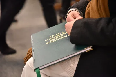 Mszy św. w Środę Popielcową na rozpoczęcie Wielkiego Postu w katedrze rzeszowskiej przewodniczył bp Jan Wątroba. Eucharystię koncelebrowali: ks. Łukasz Cyrnek, ks. Krzysztof Golas, ks. Krzysztof Gołąbek, ks. Sławomir Jeziorski, ks. Dominik Kiełb, ks. Jakub Nagi i ks. Nikodem Rybczyk.
Homilię wygłosił ks. Julian Wybraniec, wikariusz parafii katedralnej. Kaznodzieja w rozważaniu mówił o symbolice popiołu, którym w Środę Popielcową posypuje się głowy uczestników liturgii.
Po homilii odbył się obrzęd wybrania i wpisania imion do księgi katechumenów dwóch kobiet, które, jako dorosłe, przygotowują się do przyjęcia sakramentów inicjacji chrześcijańskiej.
Następnie odbył się obrzęd posypania popiołem.
Podczas Mszy św. posługę muzyczną pełniła Katedralna Schola Liturgiczna. Eucharystia była transmitowana przez Katolickie Radio VIA.
fot. ks. Jakub Oczkowicz