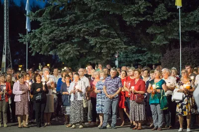 W piątek 13 sierpnia przeżywaliśmy kolejne w tym roku Nabożeństwo Fatimskie. O godz. 18.40 zostały przedstawione prośby i podziękowania do Matki Bożej Fatimskiej, w intencji których sprawowana była także Msza Święta. Eucharystii przewodniczył ks. Piotr Fortuna (proboszcz parafii Rzeszów-Matysówka), homilię zaś wygłosił ks. Jan Pyziak (proboszcz parafii Rzeszów-Matysówka w latach 1985-2018). Po Mszy Świętej wyruszyła procesja z figurą Matki Bożej, podczas której modlitwę różańcową prowadzili przedstawiciele parafii Rzeszów-Zalesie wraz ze swoim duszpasterzem ks. Marcinem Jaraczem. Modlitwę ubogaciła obecność Orkiestry Dętej pod dyrekcją Tadeusza Cielaka. Nabożeństwo zakończył Apel Jasnogórski. fot. Małgorzata Ryndak