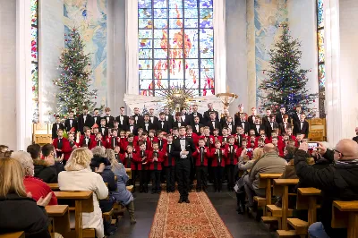 W niedzielę Chrztu Pańskiego w Katedrze Rzeszowskiej wybrzmiały najpiękniejsze polskie kolędy i pastorałki wykonane przez Katedralny Chór Chłopięco-Męski Pueri Cantores Resovienses pod dyrekcją Marcina Florczaka. Chór miał okazję wystąpić kilkukrotnie w Katedrze w czasie liturgicznego okresu Bożego Narodzenia uświetniając swym śpiewem obchodzone uroczystości. Miało to miejsce podczas mszy świętych w niedzielę Świętej Rodziny, w święto św. Jana Apostoła z okazji imienin księdza biskupa Jana Wątroby oraz w uroczystość Objawienia Pańskiego z okazji kolejnej rocznicy przyjęcia sakry biskupiej przez księży biskupów Kazimierza Górnego i Edwarda Białogłowskiego. W ubiegłą niedzielę (9.01) po Mszy Świętej o godz. 12:00 można było znów usłyszeć wiele pięknych, znanych polskich kolęd w wykonaniu chóru, m. in. Bóg się rodzi, Tryumfy Króla Niebieskiego, Przybieżeli do Betlejem czy Cicha noc. Wybrzmiały także mniej znane, ale równie piękne pastorałki: Cicho, cicho pastuszkowie w wykonaniu solisty Eryka Chudzika czy Kołysanka Józefa w wykonaniu solisty Tomasza Nowaka. Solową partią popisał się także Jan Żmuda  w kolędzie Jezus malusieńki. Solistom akompaniował na pianinie chórzysta Maksymilian Rogóż. Chór wykonał także po dwa utwory na głosy męskie (W żłobie leży i Mizerna cicha) oraz na głosy dziecięce (Gore gwiazda i My też pastuszkowie).  Kolędowanie wpisuje się zarówno w kanon liturgii Kościoła katolickiego, jak i w naszą narodową tradycję. Dlatego wszyscy chętnie słuchają tych utworów, jednocześnie włączając się we wspólny śpiew. Także tym razem na zakończenie spotkania Panu Dyrygentowi udało się porwać zgromadzonych wiernych do wspólnego wykonania kolędy Wśród nocnej ciszy. Działalność Katedralnego Chóru Chłopięco-Męskiego Pueri Cantores Resovienses można wesprzeć przekazując 1% podatku na OPP Katolickie Towarzystwo Śpiewacze KRS 0000050601 lub wpłacając darowiznę na cele statutowe na konto bankowe podane na stronie resovienses.org. Beata Świerad fot. Joanna Prasoł