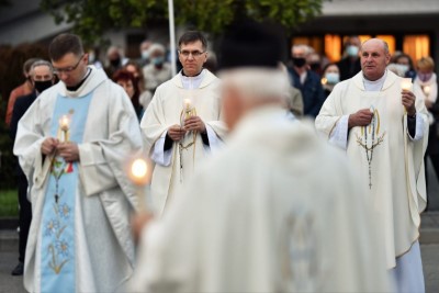 W czwartek 13 maja przeżywaliśmy uroczyste Nabożeństwo Fatimskie. Naszym modlitwom przewodniczył ks. dr Sławomir Jeziorski, prefekt i wykładowca Wyższego Seminarium Duchownego w Rzeszowie. O godz. 18.45 zostały przedstawione prośby i podziękowania do Matki Bożej Fatimskiej, w intencji których sprawowana była także Msza Święta. W koncelebrze uczestniczył ks. Piotr Tarnawski, radca Nuncjatury Apostolskiej w Moskwie, ks. Jan Młynarczyk, emerytowany proboszcz parafii Matki Bożej Królowej Polski i św. Jana Kantego w Sandomierzu i ks. Krzysztof Gołąbek, proboszcz parafii katedralnej i kustosz sanktuarium. Po Mszy Świętej wyruszyła procesja z figurą Matki Bożej. Nabożeństwo zakończył Apel Jasnogórski. fot. Małgorzata Ryndak