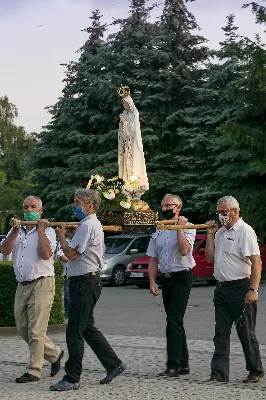 W sobotę 13 czerwca przeżywaliśmy uroczyste Nabożeństwo Fatimskie. Naszym modlitwom przewodniczył ks. Krzysztof Gołąbek - proboszcz naszej Katedry. Homilię wygłosił ks. dr Krzysztof Golas. O godz. 18.40 zostały przedstawione prośby i podziękowania do Matki Bożej Fatimskiej, w intencji których sprawowana była także Msza Święta. Po Mszy Świętej wyruszyła procesja z figurą Matki Bożej. Nabożeństwo zakończył Apel Jasnogórski.  fot. Joanna Prasoł