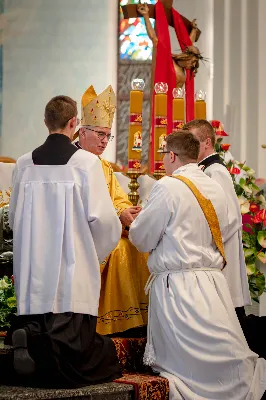 „Na swoje życie i swoje kapłaństwo trzeba popatrzeć w świetle Bożej miłości. Inaczej go nie pojmiemy ani my, ani ci, którzy będą na nas patrzeć” – mówił bp Jan Wątroba podczas Mszy św. z udzieleniem święceń prezbiteratu. 4 czerwca 2022 r. w kościele katedralnym jedenastu diakonów diecezji rzeszowskiej przyjęło sakrament kapłaństwa.
Do grona neoprezbiterów diecezji rzeszowskiej należą: ks. Sebastian Bełz z parafii w Nienadówce, ks. Krzysztof Lampart z parafii w Rudnej Wielkiej, ks. Mateusz Łachmanek z parafii w Lipinkach, ks. Karol Migut z parafii w Jasionce, ks. Marcin Murawski z parafii katedralnej w Rzeszowie, ks. Adrian Pazdan z parafii w Zagorzycach, ks. Tomasz Sienicki z parafii w Bieździedzy, ks. Dominik Świeboda z parafii w Palikówce, ks. Piotr Wąsacz z parafii bł. Władysława Findysza w Rzeszowie, ks. Mateusz Wojtuń z parafii w Święcanach oraz ks. Wiktor Zoła z parafii w Cieklinie.
Mszy św. przewodniczył i święceń udzielił bp Jan Wątroba. Eucharystię koncelebrowało około osiemdziesięciu księży, m.in: przełożeni Wyższego Seminarium Duchownego w Rzeszowie oraz proboszczowie i wikariusze z parafii rodzinnych neoprezbiterów. W Mszy św. uczestniczył abp Edward Nowak, bp Kazimierz Górny i bp Edward Białogłowski.
Zebranych w kościele katedralnym powitał ks. Krzysztof Gołąbek, proboszcz parafii.
W homilii bp Jan Wątroba nawiązał do słów z Ewangelii według św. Jana w których Chrystus tłumaczy co to znaczy być dobrym pasterzem. „Być kapłanem w Kościele Chrystusowym to znaczy mieć udział w Jego pasterskiej misji i stale upodabniać się do Dobrego Pasterza, który zna owce, karmi je, broni i jest gotów oddać życie dla ich dobra” – mówił hierarcha.
Po homilii odbył się obrzędy święceń: przyrzeczenie czci i posłuszeństwa Biskupowi Ordynariuszowi, Litania do Wszystkich Świętych podczas której kandydaci leżeli krzyżem, nałożenie rąk, modlitwa święceń oraz namaszczenie rąk krzyżmem i wręczenie chleba i wina. Podczas Liturgii Eucharystycznej nowo wyświęceni po raz pierwszy wyciągnęli dłonie nad chlebem i winem wypowiadając słowa konsekracji.
Na zakończenie Mszy św. ks. Tomasz Sienicki, podziękował w imieniu nowo wyświęconych wszystkim, którzy przyczynili się do przygotowania ich do kapłaństwa. Słowa wdzięczności, m.in. przełożonym Wyższego Seminarium Duchownego w Rzeszowie i rodzicom neoprezbiterów, wypowiedział bp Jan Wątroba. 
W drodze do zakrystii neoprezbiterzy zatrzymali się przy figurze Matki Bożej Fatimskiej zawierzając swoje kapłaństwo Matce Bożej.
W niedzielę, 5 czerwca, w Uroczystość Zesłania Ducha Świętego, neoprezbiterzy będą sprawować w swoich rodzinnych parafiach uroczyste Msze św. prymicyjne, a w najbliższych tygodniach otrzymają skierowania do parafii.

Fot. ks. Jakub Nagi oraz biala-wrona.pl
