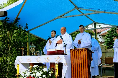 W czwartek w Uroczystość Najświętszego Ciała i Krwi Pańskiej (Boże Ciało) Msza Święta parafialna o godz. 12.00 była sprawowana na osiedlu Drabinianka na placu zieleni między ul. Graniczną i Zieloną. Dziękujemy parafianom za zaangażowanie i pomoc w przygotowaniu ołtarzy: - Ołtarz Mszy Świętej - Spółdzielnia Mieszkaniowa Metalowiec i mieszkańcy ul. Zielonej. - I ołtarz przy kapliczce Matki Bożej Fatimskiej – mieszkańcy bloku ul. Cicha 9. - II ołtarz przy Akademikach – mieszkańcy bloków ul. Cicha 3 i 7. - III ołtarz przed „Energetykiem” mieszkańcy bloku Kwiatkowskiego 5. - IV ołtarz obok bloków ul. Graniczna 4a i 4b – mieszkańcy tychże bloków.  fot. Andrzej Kotowicz