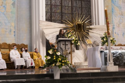 3 kwietnia 2021 r. bp Jan Wątroba przewodniczył liturgii Wigilii Paschalnej w naszej Katedrze. Podczas Mszy Świętej cztery osoby: Patrycja Dominika, Bartłomiej, Dawid Mateusz i Olech przyjęli sakrament chrztu, bierzmowania i Eucharystii.  Neofici przygotowywali się do przyjęcia sakramentów wtajemniczenia chrześcijańskiego w Diecezjalnym Centrum Katechumenatu Dorosłych, które mieści się przy parafii Miłosierdzia Bożego w Rzeszowie (ul. Kardynała K. Wojtyły 114) . Przygotowanie rozpoczyna się we wrześniu i trwa do uroczystości Zesłania Ducha Świętego. Centralnym wydarzeniem formacji jest Wigilia Paschalna, podczas której katechumeni przyjmują sakrament chrztu, bierzmowania i Eucharystii.  fot. Joanna Prasoł 