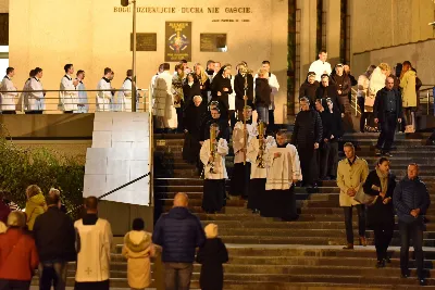 W niedzielę 13 października przeżywaliśmy uroczyste Nabożeństwo Fatimskie z udziałem WSD w Rzeszowie. Mszy Świętej przewodniczył i homilię wygłosił ks. Krystian Winiarski - prefekt WSD. O godz. 18.40 zostały przedstawione prośby i podziękowania do Matki Bożej Fatimskiej, w intencji których sprawowana była także Msza Święta. Po Mszy Świętej wyruszyła procesja z figurą Matki Bożej i relikwiami świętych Dzieci Fatimskich. Nabożeństwo zakończył Apel Jasnogórski. fot. ks. Tomasz Nowak, Joanna Prasoł