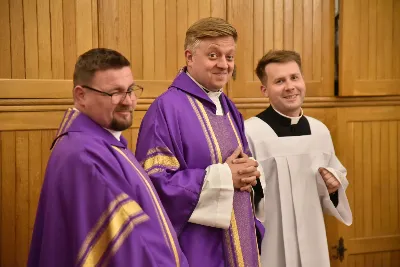 Mszy św. w Środę Popielcową na rozpoczęcie Wielkiego Postu w katedrze rzeszowskiej przewodniczył bp Jan Wątroba. Eucharystię koncelebrowali: ks. Łukasz Cyrnek, ks. Krzysztof Golas, ks. Krzysztof Gołąbek, ks. Sławomir Jeziorski, ks. Dominik Kiełb, ks. Jakub Nagi i ks. Nikodem Rybczyk.
Homilię wygłosił ks. Julian Wybraniec, wikariusz parafii katedralnej. Kaznodzieja w rozważaniu mówił o symbolice popiołu, którym w Środę Popielcową posypuje się głowy uczestników liturgii.
Po homilii odbył się obrzęd wybrania i wpisania imion do księgi katechumenów dwóch kobiet, które, jako dorosłe, przygotowują się do przyjęcia sakramentów inicjacji chrześcijańskiej.
Następnie odbył się obrzęd posypania popiołem.
Podczas Mszy św. posługę muzyczną pełniła Katedralna Schola Liturgiczna. Eucharystia była transmitowana przez Katolickie Radio VIA.
fot. ks. Jakub Oczkowicz