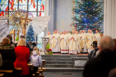 6 stycznia 2022 r., w Uroczystość Objawienia Pańskiego, o godz. 12.00 w katedrze rzeszowskiej została odprawiona Msza św. w intencji bp. Kazimierza Górnego i bp. Edwarda Białogłowskiego, którzy przeżywali kolejno 37. i 34. rocznicę konsekracji biskupich. Mszy św. przewodniczył bp Jan Wątroba. Eucharystię koncelebrował abp Edward Nowak, bp Kazimierz Górny, bp Edward Białogłowski i 30 księży. Podczas Mszy św. śpiewał Katedralny Chór Chłopięco-Męski Pueri Cantores Resovienses. Biskup Kazimierz Górny urodził się 24 grudnia 1937 r. w Lubniu. W 1960 r. przyjął święcenia kapłańskie. 6 stycznia 1985 r. w Bazylice św. Piotra w Rzymie przyjął święcenia biskupie z rąk Jana Pawła II. Jako zawołanie przyjął słowa „Omnia Tibi”. Do 1992 r. pełnił funkcję wikariusza generalnego archidiecezji krakowskiej. Od 1992 do 2013 r. był ordynariuszem diecezji rzeszowskiej. Biskup Edward Białogłowski urodził się 8 stycznia 1947 r. w Rzeplinie. W 1972 r. przyjął święcenia kapłańskie. 6 stycznia 1988 r. w katedrze przemyskiej przyjął święcenia biskupie z rąk bp. Ignacego Tokarczuka. Jako zawołanie przyjął słowa „In virtuti Spiritus Sancti”. Od 1992 r. pełni zadania biskupa pomocniczego diecezji rzeszowskiej. fot. Paulina Lęcznar