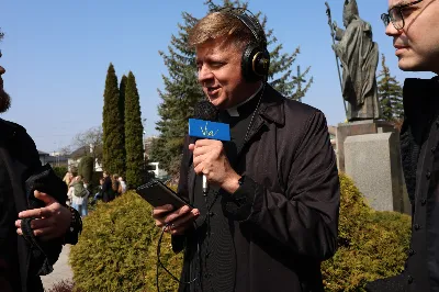 „Eucharystia powinna nas prowadzić do odkrycia kapłańskiej misji Ludu Bożego, kapłańskiej misji każdego z nas” – powiedział Biskup Rzeszowski podczas Mszy Wieczerzy Pańskiej, której przewodniczył w katedrze rzeszowskiej w Wielki Czwartek, 2 kwietnia 2026 r.
Podczas uroczystej liturgii Wielkiego Czwartku w katedrze rzeszowskiej, której przewodniczył bp Jan Wątroba, wierni zostali zaproszeni do refleksji nad tajemnicą Eucharystii, kapłaństwa oraz powołania całego Ludu Bożego do udziału w misji Chrystusa. Na zakończenie homilii biskup zachęcił do szczególnej modlitwy za kapłanów, zwłaszcza tych przeżywających trudności i kryzysy. „Panie Jezu, dobry pasterzu i towarzyszu wędrówki, dziś powierzamy Ci wszystkich kapłanów, ale zwłaszcza tych, którzy przechodzą chwilę kryzysu” – powiedział Biskup Rzeszowski. Wezwał także wspólnotę wiernych do troski o kapłanów poprzez modlitwę, życzliwość i wsparcie.
Wielkoczwartkowa liturgia w katedrze rzeszowskiej stała się nie tylko dziękczynieniem za dar Eucharystii i kapłaństwa, ale także wezwaniem do odnowienia świadomości odpowiedzialności każdego wiernego za życie Kościoła i świadectwo wiary w świecie. fot. ks. Jakub Oczkowicz