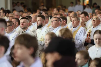 „Eucharystia powinna nas prowadzić do odkrycia kapłańskiej misji Ludu Bożego, kapłańskiej misji każdego z nas” – powiedział Biskup Rzeszowski podczas Mszy Wieczerzy Pańskiej, której przewodniczył w katedrze rzeszowskiej w Wielki Czwartek, 2 kwietnia 2026 r.
Podczas uroczystej liturgii Wielkiego Czwartku w katedrze rzeszowskiej, której przewodniczył bp Jan Wątroba, wierni zostali zaproszeni do refleksji nad tajemnicą Eucharystii, kapłaństwa oraz powołania całego Ludu Bożego do udziału w misji Chrystusa. Na zakończenie homilii biskup zachęcił do szczególnej modlitwy za kapłanów, zwłaszcza tych przeżywających trudności i kryzysy. „Panie Jezu, dobry pasterzu i towarzyszu wędrówki, dziś powierzamy Ci wszystkich kapłanów, ale zwłaszcza tych, którzy przechodzą chwilę kryzysu” – powiedział Biskup Rzeszowski. Wezwał także wspólnotę wiernych do troski o kapłanów poprzez modlitwę, życzliwość i wsparcie.
Wielkoczwartkowa liturgia w katedrze rzeszowskiej stała się nie tylko dziękczynieniem za dar Eucharystii i kapłaństwa, ale także wezwaniem do odnowienia świadomości odpowiedzialności każdego wiernego za życie Kościoła i świadectwo wiary w świecie. fot. ks. Jakub Oczkowicz