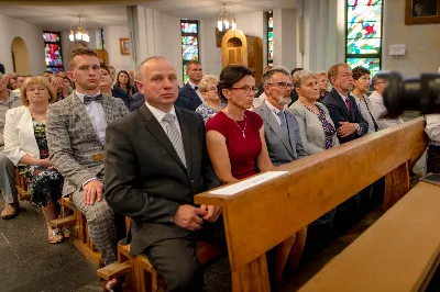 „Na swoje życie i swoje kapłaństwo trzeba popatrzeć w świetle Bożej miłości. Inaczej go nie pojmiemy ani my, ani ci, którzy będą na nas patrzeć” – mówił bp Jan Wątroba podczas Mszy św. z udzieleniem święceń prezbiteratu. 4 czerwca 2022 r. w kościele katedralnym jedenastu diakonów diecezji rzeszowskiej przyjęło sakrament kapłaństwa.
Do grona neoprezbiterów diecezji rzeszowskiej należą: ks. Sebastian Bełz z parafii w Nienadówce, ks. Krzysztof Lampart z parafii w Rudnej Wielkiej, ks. Mateusz Łachmanek z parafii w Lipinkach, ks. Karol Migut z parafii w Jasionce, ks. Marcin Murawski z parafii katedralnej w Rzeszowie, ks. Adrian Pazdan z parafii w Zagorzycach, ks. Tomasz Sienicki z parafii w Bieździedzy, ks. Dominik Świeboda z parafii w Palikówce, ks. Piotr Wąsacz z parafii bł. Władysława Findysza w Rzeszowie, ks. Mateusz Wojtuń z parafii w Święcanach oraz ks. Wiktor Zoła z parafii w Cieklinie.
Mszy św. przewodniczył i święceń udzielił bp Jan Wątroba. Eucharystię koncelebrowało około osiemdziesięciu księży, m.in: przełożeni Wyższego Seminarium Duchownego w Rzeszowie oraz proboszczowie i wikariusze z parafii rodzinnych neoprezbiterów. W Mszy św. uczestniczył abp Edward Nowak, bp Kazimierz Górny i bp Edward Białogłowski.
Zebranych w kościele katedralnym powitał ks. Krzysztof Gołąbek, proboszcz parafii.
W homilii bp Jan Wątroba nawiązał do słów z Ewangelii według św. Jana w których Chrystus tłumaczy co to znaczy być dobrym pasterzem. „Być kapłanem w Kościele Chrystusowym to znaczy mieć udział w Jego pasterskiej misji i stale upodabniać się do Dobrego Pasterza, który zna owce, karmi je, broni i jest gotów oddać życie dla ich dobra” – mówił hierarcha.
Po homilii odbył się obrzędy święceń: przyrzeczenie czci i posłuszeństwa Biskupowi Ordynariuszowi, Litania do Wszystkich Świętych podczas której kandydaci leżeli krzyżem, nałożenie rąk, modlitwa święceń oraz namaszczenie rąk krzyżmem i wręczenie chleba i wina. Podczas Liturgii Eucharystycznej nowo wyświęceni po raz pierwszy wyciągnęli dłonie nad chlebem i winem wypowiadając słowa konsekracji.
Na zakończenie Mszy św. ks. Tomasz Sienicki, podziękował w imieniu nowo wyświęconych wszystkim, którzy przyczynili się do przygotowania ich do kapłaństwa. Słowa wdzięczności, m.in. przełożonym Wyższego Seminarium Duchownego w Rzeszowie i rodzicom neoprezbiterów, wypowiedział bp Jan Wątroba. 
W drodze do zakrystii neoprezbiterzy zatrzymali się przy figurze Matki Bożej Fatimskiej zawierzając swoje kapłaństwo Matce Bożej.
W niedzielę, 5 czerwca, w Uroczystość Zesłania Ducha Świętego, neoprezbiterzy będą sprawować w swoich rodzinnych parafiach uroczyste Msze św. prymicyjne, a w najbliższych tygodniach otrzymają skierowania do parafii.

Fot. ks. Jakub Nagi oraz biala-wrona.pl
