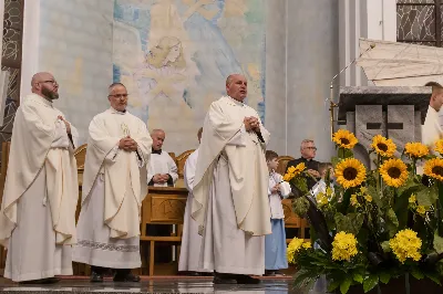 Wrześniowe nabożeństwo fatimskie, będące odpowiedzią na wezwanie Maryi do modlitwy i pokuty, odbyło się w ubiegły wtorek, 13 dnia miesiąca. Tym razem w Katedrze Rzeszowskiej zostało przygotowane przez parafie św. Michała Archanioła oraz św. Jadwigi Królowej.
Nabożeństwo rozpoczęło się odczytaniem próśb i podziękowań do Matki Bożej Fatimskiej, w intencji których następnie sprawowana była Msza Święta. Uroczystej, koncelebrowanej liturgii przewodniczył ks. Tomasz Gałuszka – wikariusz parafii św. Jadwigi.
Słowo Boże wygłosił ks. Grzegorz Kot – Diecezjalny Duszpasterz Trzeźwości i Osób Uzależnionych. Nawiązał do liturgii słowa z dnia, podkreślając trafne powiązanie z Tajemnicą Fatimską. „Niejedna matka dzisiaj płacze, jak owa kobieta z Nain, nad śmiercią swojego dziecka. Niejedna matka płacze, patrząc na pogubienie swojego dziecka – że życie mu nie wychodzi, że się poplątało, że nie chodzi do kościoła, nie modli się. Ową matką jest również Kościół, który płacze, kiedy się gubimy, kiedy w naszym sercu zaczyna kiełkować grzech i zaczynamy odchodzić. Trzeba nam stanąć w prawdzie i uderzyć się we własne piersi – i po to tu jesteśmy, aby modlitwą różańcową złożyć zadośćuczynienie za grzechy swoje i całego świata”.
„To nabożeństwo winno nas wprowadzać w osobistą retrospekcję, rachunek sumienia – czy oby jestem bratem dla brata? Bo może w moje serce wkradło się porównywanie, osądzanie, obmowa wobec tych, którzy się pogubili na drogach swojego życia” – mówił dalej ks. Grzegorz.
Kaznodzieja zachęcał do odpowiedzi na wołanie Matki Bożej w Fatimie i porzucenie obaw, strachu i niepewności. „Może nam się wydawać, gdyby Bóg na naszych oczach dotknął trumny, kogoś wskrzesił, byłoby nam łatwiej wierzyć. Nic bardziej mylnego. Wystarczy zerknąć na Łazarza i bogacza, wołającego: Ojcze Abrahamie, poślij kogoś z umarłych do żyjących, a na pewno uwierzą. Poślij kogoś. Bóg posyła Matkę do dzieci w Fatimie, a idąc dalej – posyła dzieci. O co prosi Matka Boża w Fatimie? O pokutę i różaniec. Trzecia Tajemnica Fatimska może przerażać, ale tych, co wierzą, nie powinna. Jeżeli w Twoim sercu jest wiara, nie stanie ci się krzywda”.
Po zakończonej liturgii Mszy Świętej wierni polecali swoje intencje w modlitwie różańcowej przy figurze Matki Bożej Fatimskiej. Modlitwę prowadzili ks. Rafał Kłos (wikariusz parafii św. Michała Archanioła) oraz diakoni. Ze względu na trwający remont schodów zrezygnowano z procesji. Nabożeństwo zakończono odśpiewaniem Apelu Jasnogórskiego o godz. 21.00. Następnie jeszcze przez godziną trwała indywidualna adoracja Najświętszego Sakramentu.
Posługę muzyczną podjął chór Michael z parafii św. Michała Archanioła w Rzeszowie oraz orkiestra dęta prowadzona przez p. Tadeusza Cielaka. Obecne były także poczty sztandarowe, przedstawiciele Rycerzy Kolumba i Bractwa św. Michała Archanioła.
Ostatnie w tym roku nabożeństwo fatimskie odbędzie się 13 października. W Katedrze Rzeszowskiej będzie prowadzone przez Wyższe Seminarium Duchowne w Rzeszowie.

fot. Joanna Prasoł 