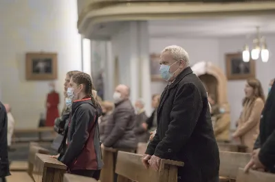 W kościele katedralnym w Rzeszowie bp Jan Wątroba przewodniczył Mszy św., która zainaugurowała fazę diecezjalną ogólnokościelnego synodu biskupów, który przebiega pod hasłem “W stronę Kościoła synodalnego. Komunia. Uczestnictwo. Misja”. W Eucharystii uczestniczył również bp Kazimierz Górny, kapłani odpowiedzialni za poszczególne duszpasterstwa w diecezji, siostry zakonne i świeccy.  Przed rozpoczęciem Eucharystii, ks. dr Rafał Flak, który jest dyrektorem wydziału duszpasterskiego, a także diecezjalnym koordynatorem synodu, wyjaśnił wiernym zebranym w katedrze czym jest rozpoczęty synod i jaka jest jego problematyka oraz jakie są oczekiwania Ojca Świętego, który zainicjował to wydarzenie.  “Synod jest synodem o tym, jaki teraz jest Kościół, jak bardzo jest prawdziwą wspólnotą i co możemy zrobić, żeby bardziej spełniał swoją misję. Synod ma tworzyć przestrzeń do wspólnej modlitwy i rozmowy oraz skłonić do zastanowienia się, jak wygląda nasze “podążanie razem”, bo to jest znaczenie terminu “synod”. Co jest w nim wyjątkowe? Że nie jest synodem wyłącznie biskupów, ale wszystkich wiernych” – podkreślał ks. Flak .  Powołując się na “Vademecum synodu o synodalności”, ks. Rafał Flak mówił, że na etapie diecezjalnym synodu konieczne jest doprowadzenie do spotkania na linii duchowni-świeccy, by nawzajem wypowiedzieć konstruktywne uwagi o Kościele dzisiaj. “Vademecum mówi także o tym, opisując dziewięć pułapek, w które można wpaść, organizując synodalne rozmowy. To na przykład słuchanie tylko tych, którzy już są zaangażowani w działalność Kościoła, skupianie się na sobie i na naglących troskach, dostrzeganie tylko “problemów” albo patrzenie na synodalność jak na “korporacyjne ćwiczenie strategiczne”, nie jak na proces duchowy, któremu przewodzi Duch Święty”.  W homilii bp Jan Wątroba powiedział, że synod jest “pójściem wspólną drogą”, na której znajdują się wierni tworzący Kościół i Chrystus będący centrum Kościoła. “Synod towarzyszy Kościołowi od samego początku istnienia, dlatego nie jest czymś nowym. To w taki wspólnotowy sposób, poprzez słuchanie Ducha Świętego, Kościół przez wieki był konfrontowany z różnymi wydarzeniami, zagrożeniami i wyzwaniami i w ten sposób je podejmował, rozwiązywał i podejmował ważne decyzje oraz dokonywał wyboru. Zawsze działo się to i dzieje dzisiaj przy wzywaniu Ducha Świętego i słuchaniu Go” – mówił bp Wątroba.  Biskup Rzeszowski podkreślał również, że Ojciec Święty Franciszek zaprosił cały Kościół, cały lud Boży, czyli wszystkich ochrzczonych niezależnie w jakim żyją stanie, środowisku, bez względu na to jaki jest poziom ich życia moralnego, jakie jest ich aktualne zaangażowanie w życie Kościoła. Wszyscy na mocy chrztu świętego są odpowiedzialni za Kościół, za jego kształt, misję, owocność jego działania oraz za to, na ile Kościół jest tym i taki jakim go chciał mieć Jezus. Wszyscy zatem jesteśmy odpowiedzialni za to, na ile nasz Kościół jest “jakby sakramentem zbawienia”, czyli “widzialnym znakiem, niewidzialnej łaski”. Więc każdy jest zaproszony do udziału w synodzie, którego kluczem oprócz słowa “droga”, jest “spotkanie”, “słuchanie”, “rozeznawanie” – wyjaśniał bp Wątroba.  Na zakończenie homilii bp Jan Wątroba zaprosił wszystkich obecnych w katedrze, a także słuchaczy Katolickiego Radia VIA do włączenia się w modlitwę za synod i o dobre jego owoce.   fot. Małgorzata Ryndak