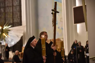 W Katedrze Rzeszowskiej odbyło się nabożeństwo Drogi Krzyżowej, której przewodniczył ks. Paweł Synoś, wikariusz biskupi ds. duchowieństwa. "Dziś sprowadź Mi dusze kapłańskie i zakonne, i zanurz je w niezgłębionym miłosierdziu Moim. One dały Mi moc przetrwania gorzkiej męki; przez nie, jak przez kanały, spływa na ludzkość miłosierdzie Moje." (Dzienniczek 1212) W modlitwie wraz z bp Janem Wątrobą uczestniczyły osoby życia konsekrowanego oraz prezbiterzy posługujący w Diecezji Rzeszowskiej. Nabożeństwo było ofiarowane w intencji wynagrodzenia za grzechy duchowieństwa i osób konsekrowanych, za dusze kapłanów i osób konsekrowanych cierpiące w czyśćcu oraz za tych, którzy odeszli od kapłaństwa i życia zakonnego. Fot. ks. Jakub Oczkowicz