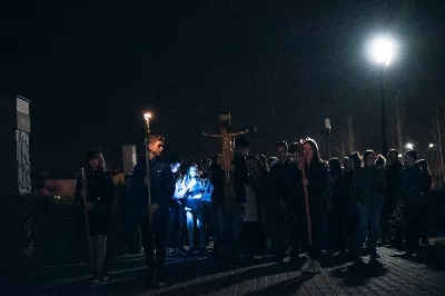 W piątek 5.04.2019 r. o godz. 20.00 odbyła się Droga Krzyżowa w Parku Papieskim. Nabożeństwu przewodniczył ks. Marcin Pater. fot. Dariusz Kamiński