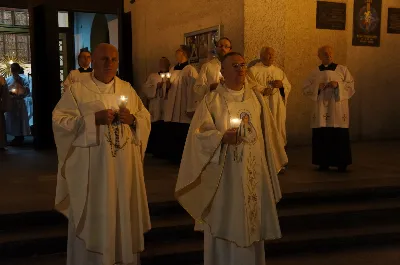 W czwartek 13 sierpnia przeżywaliśmy uroczyste Nabożeństwo Fatimskie. Naszym modlitwom przewodniczył ks. Wojciech Rybka SVD, misjonarz werbista, posługujący na Tajwanie. O godz. 18.40 zostały przedstawione prośby i podziękowania do Matki Bożej Fatimskiej, w intencji których sprawowana była także Msza Święta. Po Mszy Świętej wyruszyła procesja z figurą Matki Bożej. Nabożeństwo zakończył Apel Jasnogórski. fot. Rafał Waszczak