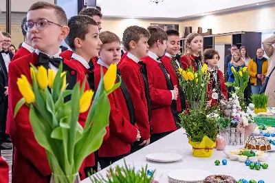 O świcie w Niedzielę Zmartwychwstania została odprawiona uroczysta Mszy św. w rzeszowskiej katedrze. Eucharystię poprzedziła procesja rezurekcyjna z Najświętszym Sakramentem. W oprawie muzycznej celebracji wziął udział katedralny chór chłopięco-męski Pueri Cantores Resovienses oraz katedralna orkiestra dęta.
Dnia 31 marca 2024 r. o godz. 6 w rzeszowskiej katedrze na rozpoczęcie procesji rezurekcyjnej rozbrzmiało zawołanie: „Chrystus zmartwychwstał, prawdziwie zmartwychwstał”. Wyrazem radości paschalnej była procesja z Najświętszym Sakramentem dokoła katedry z udziałem licznie zgromadzonych wiernych, straży grobowej i orkiestry dętej.
Po zakończonej procesji, została odprawiona uroczysta Eucharystia pod przewodnictwem ks. Krzysztofa Gołąbka, prepozyta rzeszowskiej kapituły katedralnej i proboszcza miejscowej wspólnoty parafialnej. Homilię wygłosił ks. Michał Rurak, penitencjarz kapituły, który zachęcał do zgłębiania tajemnicy zmartwychwstania.

„Zmartwychwstania jest czymś jedynym i wyjątkowym w swoim rodzaju. Łatwo napisać i powiedzieć czym zmartwychwstanie nie jest. Ale napisać i powiedzieć czym zmartwychwstanie jest, to zadanie na całe życie, i to nie tylko dla teologa czy księdza. To zadanie dla każdego z nas. Najważniejsze zadanie w życiu, bo ono zdecyduje co z nami będzie” – mówił kaznodzieja.
Ks. Rurak ukazał konsekwencje zmartwychwstania Chrystusa dla każdego wierzącego w kontekście całej historii Boga i człowieka. Mówił: „Zmartwychwstanie nie dotyczy tylko przyszłości, czasu po śmierci. Ono ma także znaczenie dla naszej doczesności. Bo skoro życie ma prowadzić do Zmartwychwstania, to znaczy, że ma wartość samo w sobie, że trzeba je szanować i jak najlepiej przeżyć.”
Na zakończenie Eucharystii transmitowanej przez katolickie Radio „VIA”, katedralny chór chłopięco-męski Pueri Cantores Resovienses pod dyrekcją Aleksandry Fiołek-Matuszewskiej wykonał uroczyste „Alleluja” z oratorium G.F. Haendla. Po zakończonej Mszy św. rezurekcyjnej katedralna orkiestra dęta pod batutą Tadeusza Cielaka odegrała radosne utwory wielkanocne. fot. Joanna Prasoł