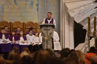 Mszy św. w Środę Popielcową na rozpoczęcie Wielkiego Postu w katedrze rzeszowskiej przewodniczył bp Jan Wątroba. Eucharystię koncelebrowali: ks. Łukasz Cyrnek, ks. Krzysztof Golas, ks. Krzysztof Gołąbek, ks. Sławomir Jeziorski, ks. Dominik Kiełb, ks. Jakub Nagi i ks. Nikodem Rybczyk.
Homilię wygłosił ks. Julian Wybraniec, wikariusz parafii katedralnej. Kaznodzieja w rozważaniu mówił o symbolice popiołu, którym w Środę Popielcową posypuje się głowy uczestników liturgii.
Po homilii odbył się obrzęd wybrania i wpisania imion do księgi katechumenów dwóch kobiet, które, jako dorosłe, przygotowują się do przyjęcia sakramentów inicjacji chrześcijańskiej.
Następnie odbył się obrzęd posypania popiołem.
Podczas Mszy św. posługę muzyczną pełniła Katedralna Schola Liturgiczna. Eucharystia była transmitowana przez Katolickie Radio VIA.
fot. ks. Jakub Oczkowicz
