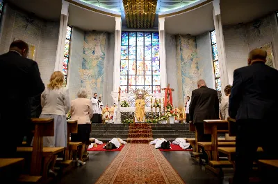 „Na swoje życie i swoje kapłaństwo trzeba popatrzeć w świetle Bożej miłości. Inaczej go nie pojmiemy ani my, ani ci, którzy będą na nas patrzeć” – mówił bp Jan Wątroba podczas Mszy św. z udzieleniem święceń prezbiteratu. 4 czerwca 2022 r. w kościele katedralnym jedenastu diakonów diecezji rzeszowskiej przyjęło sakrament kapłaństwa.
Do grona neoprezbiterów diecezji rzeszowskiej należą: ks. Sebastian Bełz z parafii w Nienadówce, ks. Krzysztof Lampart z parafii w Rudnej Wielkiej, ks. Mateusz Łachmanek z parafii w Lipinkach, ks. Karol Migut z parafii w Jasionce, ks. Marcin Murawski z parafii katedralnej w Rzeszowie, ks. Adrian Pazdan z parafii w Zagorzycach, ks. Tomasz Sienicki z parafii w Bieździedzy, ks. Dominik Świeboda z parafii w Palikówce, ks. Piotr Wąsacz z parafii bł. Władysława Findysza w Rzeszowie, ks. Mateusz Wojtuń z parafii w Święcanach oraz ks. Wiktor Zoła z parafii w Cieklinie.
Mszy św. przewodniczył i święceń udzielił bp Jan Wątroba. Eucharystię koncelebrowało około osiemdziesięciu księży, m.in: przełożeni Wyższego Seminarium Duchownego w Rzeszowie oraz proboszczowie i wikariusze z parafii rodzinnych neoprezbiterów. W Mszy św. uczestniczył abp Edward Nowak, bp Kazimierz Górny i bp Edward Białogłowski.
Zebranych w kościele katedralnym powitał ks. Krzysztof Gołąbek, proboszcz parafii.
W homilii bp Jan Wątroba nawiązał do słów z Ewangelii według św. Jana w których Chrystus tłumaczy co to znaczy być dobrym pasterzem. „Być kapłanem w Kościele Chrystusowym to znaczy mieć udział w Jego pasterskiej misji i stale upodabniać się do Dobrego Pasterza, który zna owce, karmi je, broni i jest gotów oddać życie dla ich dobra” – mówił hierarcha.
Po homilii odbył się obrzędy święceń: przyrzeczenie czci i posłuszeństwa Biskupowi Ordynariuszowi, Litania do Wszystkich Świętych podczas której kandydaci leżeli krzyżem, nałożenie rąk, modlitwa święceń oraz namaszczenie rąk krzyżmem i wręczenie chleba i wina. Podczas Liturgii Eucharystycznej nowo wyświęceni po raz pierwszy wyciągnęli dłonie nad chlebem i winem wypowiadając słowa konsekracji.
Na zakończenie Mszy św. ks. Tomasz Sienicki, podziękował w imieniu nowo wyświęconych wszystkim, którzy przyczynili się do przygotowania ich do kapłaństwa. Słowa wdzięczności, m.in. przełożonym Wyższego Seminarium Duchownego w Rzeszowie i rodzicom neoprezbiterów, wypowiedział bp Jan Wątroba. 
W drodze do zakrystii neoprezbiterzy zatrzymali się przy figurze Matki Bożej Fatimskiej zawierzając swoje kapłaństwo Matce Bożej.
W niedzielę, 5 czerwca, w Uroczystość Zesłania Ducha Świętego, neoprezbiterzy będą sprawować w swoich rodzinnych parafiach uroczyste Msze św. prymicyjne, a w najbliższych tygodniach otrzymają skierowania do parafii.

Fot. ks. Jakub Nagi oraz biala-wrona.pl
