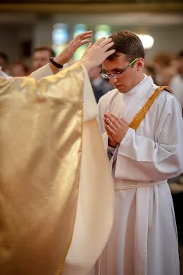 „Na swoje życie i swoje kapłaństwo trzeba popatrzeć w świetle Bożej miłości. Inaczej go nie pojmiemy ani my, ani ci, którzy będą na nas patrzeć” – mówił bp Jan Wątroba podczas Mszy św. z udzieleniem święceń prezbiteratu. 4 czerwca 2022 r. w kościele katedralnym jedenastu diakonów diecezji rzeszowskiej przyjęło sakrament kapłaństwa.
Do grona neoprezbiterów diecezji rzeszowskiej należą: ks. Sebastian Bełz z parafii w Nienadówce, ks. Krzysztof Lampart z parafii w Rudnej Wielkiej, ks. Mateusz Łachmanek z parafii w Lipinkach, ks. Karol Migut z parafii w Jasionce, ks. Marcin Murawski z parafii katedralnej w Rzeszowie, ks. Adrian Pazdan z parafii w Zagorzycach, ks. Tomasz Sienicki z parafii w Bieździedzy, ks. Dominik Świeboda z parafii w Palikówce, ks. Piotr Wąsacz z parafii bł. Władysława Findysza w Rzeszowie, ks. Mateusz Wojtuń z parafii w Święcanach oraz ks. Wiktor Zoła z parafii w Cieklinie.
Mszy św. przewodniczył i święceń udzielił bp Jan Wątroba. Eucharystię koncelebrowało około osiemdziesięciu księży, m.in: przełożeni Wyższego Seminarium Duchownego w Rzeszowie oraz proboszczowie i wikariusze z parafii rodzinnych neoprezbiterów. W Mszy św. uczestniczył abp Edward Nowak, bp Kazimierz Górny i bp Edward Białogłowski.
Zebranych w kościele katedralnym powitał ks. Krzysztof Gołąbek, proboszcz parafii.
W homilii bp Jan Wątroba nawiązał do słów z Ewangelii według św. Jana w których Chrystus tłumaczy co to znaczy być dobrym pasterzem. „Być kapłanem w Kościele Chrystusowym to znaczy mieć udział w Jego pasterskiej misji i stale upodabniać się do Dobrego Pasterza, który zna owce, karmi je, broni i jest gotów oddać życie dla ich dobra” – mówił hierarcha.
Po homilii odbył się obrzędy święceń: przyrzeczenie czci i posłuszeństwa Biskupowi Ordynariuszowi, Litania do Wszystkich Świętych podczas której kandydaci leżeli krzyżem, nałożenie rąk, modlitwa święceń oraz namaszczenie rąk krzyżmem i wręczenie chleba i wina. Podczas Liturgii Eucharystycznej nowo wyświęceni po raz pierwszy wyciągnęli dłonie nad chlebem i winem wypowiadając słowa konsekracji.
Na zakończenie Mszy św. ks. Tomasz Sienicki, podziękował w imieniu nowo wyświęconych wszystkim, którzy przyczynili się do przygotowania ich do kapłaństwa. Słowa wdzięczności, m.in. przełożonym Wyższego Seminarium Duchownego w Rzeszowie i rodzicom neoprezbiterów, wypowiedział bp Jan Wątroba. 
W drodze do zakrystii neoprezbiterzy zatrzymali się przy figurze Matki Bożej Fatimskiej zawierzając swoje kapłaństwo Matce Bożej.
W niedzielę, 5 czerwca, w Uroczystość Zesłania Ducha Świętego, neoprezbiterzy będą sprawować w swoich rodzinnych parafiach uroczyste Msze św. prymicyjne, a w najbliższych tygodniach otrzymają skierowania do parafii.

Fot. ks. Jakub Nagi oraz biala-wrona.pl
