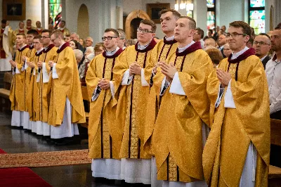 „Na swoje życie i swoje kapłaństwo trzeba popatrzeć w świetle Bożej miłości. Inaczej go nie pojmiemy ani my, ani ci, którzy będą na nas patrzeć” – mówił bp Jan Wątroba podczas Mszy św. z udzieleniem święceń prezbiteratu. 4 czerwca 2022 r. w kościele katedralnym jedenastu diakonów diecezji rzeszowskiej przyjęło sakrament kapłaństwa.
Do grona neoprezbiterów diecezji rzeszowskiej należą: ks. Sebastian Bełz z parafii w Nienadówce, ks. Krzysztof Lampart z parafii w Rudnej Wielkiej, ks. Mateusz Łachmanek z parafii w Lipinkach, ks. Karol Migut z parafii w Jasionce, ks. Marcin Murawski z parafii katedralnej w Rzeszowie, ks. Adrian Pazdan z parafii w Zagorzycach, ks. Tomasz Sienicki z parafii w Bieździedzy, ks. Dominik Świeboda z parafii w Palikówce, ks. Piotr Wąsacz z parafii bł. Władysława Findysza w Rzeszowie, ks. Mateusz Wojtuń z parafii w Święcanach oraz ks. Wiktor Zoła z parafii w Cieklinie.
Mszy św. przewodniczył i święceń udzielił bp Jan Wątroba. Eucharystię koncelebrowało około osiemdziesięciu księży, m.in: przełożeni Wyższego Seminarium Duchownego w Rzeszowie oraz proboszczowie i wikariusze z parafii rodzinnych neoprezbiterów. W Mszy św. uczestniczył abp Edward Nowak, bp Kazimierz Górny i bp Edward Białogłowski.
Zebranych w kościele katedralnym powitał ks. Krzysztof Gołąbek, proboszcz parafii.
W homilii bp Jan Wątroba nawiązał do słów z Ewangelii według św. Jana w których Chrystus tłumaczy co to znaczy być dobrym pasterzem. „Być kapłanem w Kościele Chrystusowym to znaczy mieć udział w Jego pasterskiej misji i stale upodabniać się do Dobrego Pasterza, który zna owce, karmi je, broni i jest gotów oddać życie dla ich dobra” – mówił hierarcha.
Po homilii odbył się obrzędy święceń: przyrzeczenie czci i posłuszeństwa Biskupowi Ordynariuszowi, Litania do Wszystkich Świętych podczas której kandydaci leżeli krzyżem, nałożenie rąk, modlitwa święceń oraz namaszczenie rąk krzyżmem i wręczenie chleba i wina. Podczas Liturgii Eucharystycznej nowo wyświęceni po raz pierwszy wyciągnęli dłonie nad chlebem i winem wypowiadając słowa konsekracji.
Na zakończenie Mszy św. ks. Tomasz Sienicki, podziękował w imieniu nowo wyświęconych wszystkim, którzy przyczynili się do przygotowania ich do kapłaństwa. Słowa wdzięczności, m.in. przełożonym Wyższego Seminarium Duchownego w Rzeszowie i rodzicom neoprezbiterów, wypowiedział bp Jan Wątroba. 
W drodze do zakrystii neoprezbiterzy zatrzymali się przy figurze Matki Bożej Fatimskiej zawierzając swoje kapłaństwo Matce Bożej.
W niedzielę, 5 czerwca, w Uroczystość Zesłania Ducha Świętego, neoprezbiterzy będą sprawować w swoich rodzinnych parafiach uroczyste Msze św. prymicyjne, a w najbliższych tygodniach otrzymają skierowania do parafii.

Fot. ks. Jakub Nagi oraz biala-wrona.pl
