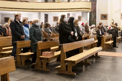 W sobotę 16 października w Katedrze Rzeszowskiej, w rocznicę wyboru św. Jana Pawła II na papieża, uroczystą Mszą Świętą zakończyły się obchody Dnia Patrona Szkoły Podstawowej nr 23 w Rzeszowie. Eucharystię celebrował oraz homilię wygłosił proboszcz Katedry ks. Krzysztof Gołąbek. W kazaniu przywołał swoje osobiste wspomnienia spotkań ze św. Janem Pawłem II. Na Mszy Świętej obecna była Dyrekcja, nauczyciele oraz uczniowie naszej Szkoły. Dyrekcji, nauczycielom, pracownikom oraz wszystkim uczniom Szkoły Podstawowej nr 23 w Rzeszowie życzymy, by św. Jan Paweł II dodawał sił, by codziennie wypływać na głębię prawdy, dobra i piękna. fot. Joanna Prasoł 