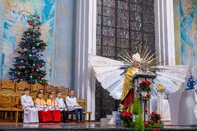 „Jak pasterze z Betlejem pójdźmy z pośpiechem oddać pokłon Nowonarodzonemu Zbawicielowi” – zachęcał bp Jan Wątroba na rozpoczęcie tradycyjnej „Pasterki” sprawowanej w rzeszowskiej katedrze. W uroczystej celebracji otwierającej okres Bożego Narodzenia uczestniczyli przedstawiciele księży, sióstr zakonnych oraz licznie przybyli diecezjanie i parafianie katedralni.
W wigilię uroczystości Bożego Narodzenia w rzeszowskiej katedrze została odprawiona tzw. Msza pasterzy, tradycyjnie zwana „Pasterką”, pod przewodnictwem Bp. Jana Wątroby, Biskupa Rzeszowskiego.
Celebracja rozpoczęła się kolędą „Wśród nocnej ciszy”, po której ks. Julian Wybraniec, wikariusz katedralny, zaśpiewał starożytną „Kalendę”, czyli fragment Martyrologium Rzymskiego mówiący o Narodzeniu Pańskim. Następnie ks. Krzysztof Gołąbek, proboszcz katedry, uroczyście złożył figurę Nowonarodzonego Jezusa w symbolicznej szopce.
W kazaniu Bp Jan Wątroba przypomniał historię i znaczenie teologiczne szopki. Nawiązując do 800. rocznicy zbudowania pierwszej szopki przez św. Franciszka z Asyżu we włoskiej miejscowości Greccio, kaznodzieja mówił: „Jego nauczanie przeniknęło do serc chrześcijan i pozostaje aż do naszych dni jako autentyczna forma zaproponowania na nowo piękna naszej wiary z prostotą (…) Dlaczego żłóbek wzbudza tyle zdziwienia i nas wzrusza? Przede wszystkim dlatego, że ukazuje czułość Boga. On, Stwórca wszechświata, uniża się do naszej małości. (…) W Jezusie Ojciec dał nam brata, który wychodzi, by nas szukać, kiedy jesteśmy zdezorientowani i zatracamy kierunek; wiernego przyjaciela, który jest zawsze blisko nas; dał nam swego Syna, który nam przebacza i podnosi nas z grzechu.”
Biskup Wątroba mówił, że tradycyjny żłóbek jest miejscem przekazywania wiary i doświadczenia Bożej miłości. „Począwszy od dzieciństwa, a następnie w każdym okresie życia uczy nas kontemplować Jezusa, odczuwać miłość Boga do nas, odczuwać i wierzyć, że Bóg jest z nami, a my jesteśmy Nim, wszyscy jako dzieci i bracia dzięki temu Dzieciątku, Synowi Boga i Dziewicy Maryi. I odczuwać, że na tym polega szczęście”.
Na zakończenie, kaznodzieja zachęcał do uważnego wpatrywania się w betlejemski żłóbek, w którym można odkryć kilka prawd o Bogu i o człowieku. To w nim, „Bóg uczy nas człowieczeństwa i zaprasza do udziału w boskiej naturze”, ale także prawdy, że „Bogu i człowiekowi dobrze jest być razem”. – podkreślał bp Wątroba.
Na zakończenie Eucharystii, ks. Krzysztof Gołąbek w imieniu parafii katedralnej złożył życzenia Księdzu Biskupowi oraz wszystkim przybyłym na uroczystość. 

Zdjęcia: Joanna Prasoł