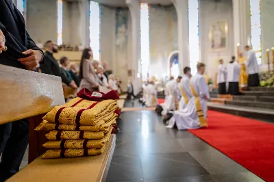 „Na swoje życie i swoje kapłaństwo trzeba popatrzeć w świetle Bożej miłości. Inaczej go nie pojmiemy ani my, ani ci, którzy będą na nas patrzeć” – mówił bp Jan Wątroba podczas Mszy św. z udzieleniem święceń prezbiteratu. 4 czerwca 2022 r. w kościele katedralnym jedenastu diakonów diecezji rzeszowskiej przyjęło sakrament kapłaństwa.
Do grona neoprezbiterów diecezji rzeszowskiej należą: ks. Sebastian Bełz z parafii w Nienadówce, ks. Krzysztof Lampart z parafii w Rudnej Wielkiej, ks. Mateusz Łachmanek z parafii w Lipinkach, ks. Karol Migut z parafii w Jasionce, ks. Marcin Murawski z parafii katedralnej w Rzeszowie, ks. Adrian Pazdan z parafii w Zagorzycach, ks. Tomasz Sienicki z parafii w Bieździedzy, ks. Dominik Świeboda z parafii w Palikówce, ks. Piotr Wąsacz z parafii bł. Władysława Findysza w Rzeszowie, ks. Mateusz Wojtuń z parafii w Święcanach oraz ks. Wiktor Zoła z parafii w Cieklinie.
Mszy św. przewodniczył i święceń udzielił bp Jan Wątroba. Eucharystię koncelebrowało około osiemdziesięciu księży, m.in: przełożeni Wyższego Seminarium Duchownego w Rzeszowie oraz proboszczowie i wikariusze z parafii rodzinnych neoprezbiterów. W Mszy św. uczestniczył abp Edward Nowak, bp Kazimierz Górny i bp Edward Białogłowski.
Zebranych w kościele katedralnym powitał ks. Krzysztof Gołąbek, proboszcz parafii.
W homilii bp Jan Wątroba nawiązał do słów z Ewangelii według św. Jana w których Chrystus tłumaczy co to znaczy być dobrym pasterzem. „Być kapłanem w Kościele Chrystusowym to znaczy mieć udział w Jego pasterskiej misji i stale upodabniać się do Dobrego Pasterza, który zna owce, karmi je, broni i jest gotów oddać życie dla ich dobra” – mówił hierarcha.
Po homilii odbył się obrzędy święceń: przyrzeczenie czci i posłuszeństwa Biskupowi Ordynariuszowi, Litania do Wszystkich Świętych podczas której kandydaci leżeli krzyżem, nałożenie rąk, modlitwa święceń oraz namaszczenie rąk krzyżmem i wręczenie chleba i wina. Podczas Liturgii Eucharystycznej nowo wyświęceni po raz pierwszy wyciągnęli dłonie nad chlebem i winem wypowiadając słowa konsekracji.
Na zakończenie Mszy św. ks. Tomasz Sienicki, podziękował w imieniu nowo wyświęconych wszystkim, którzy przyczynili się do przygotowania ich do kapłaństwa. Słowa wdzięczności, m.in. przełożonym Wyższego Seminarium Duchownego w Rzeszowie i rodzicom neoprezbiterów, wypowiedział bp Jan Wątroba. 
W drodze do zakrystii neoprezbiterzy zatrzymali się przy figurze Matki Bożej Fatimskiej zawierzając swoje kapłaństwo Matce Bożej.
W niedzielę, 5 czerwca, w Uroczystość Zesłania Ducha Świętego, neoprezbiterzy będą sprawować w swoich rodzinnych parafiach uroczyste Msze św. prymicyjne, a w najbliższych tygodniach otrzymają skierowania do parafii.

Fot. ks. Jakub Nagi oraz biala-wrona.pl
