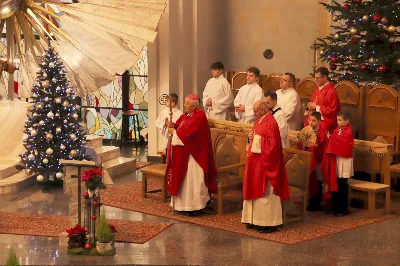 „Wczoraj Pan się narodził na ziemi, aby Szczepan mógł się zrodzić w niebie. Na świat przyszedł, aby Szczepan wszedł do nieba” – głosi responsorium brewiarzowe przeznaczone na święto św. Szczepana. W drugi dzień oktawy Bożego Narodzenia, w rzeszowskiej katedrze została odprawiona uroczysta Eucharystia ku czci św. Szczepana, pierwszego męczennika oraz odbyło się spotkanie opłatkowe chóru chłopięco-męskiego Pueri Cantores Resovienses. 26 grudnia 2023 r. o godz. 12 w rzeszowskiej katedrze została odprawiona Msza św. pod przewodnictwem bp. Edwarda Białogłowskiego, biskupa pomocniczego seniora. W koncelebrze uczestniczyli: ks. prałat Piotr Tarnawski, pracownik Sekretariatu Stanu Stolicy Apostolskiej, ks. Krzysztof Gołąbek, prepozyt kapituły katedralnej oraz ks. Paweł Wójcik, wikariusz katedralny. Kolędy wykonał chór katedralny Pueri Cantores Resovienses pod dyrekcją pani Aleksandry Fiołek – Matuszewskiej. W homilii bp Edward Białogłowski przypomniał historię św. Szczepana. Kaznodzieja zauważył, że pierwszy męczennik Kościoła był niestrudzonym świadkiem swojego Mistrza – Jezusa Chrystusa i umierał, podobnie jak On, niesłusznie oskarżony o grzech bluźnierstwa. „Jak ma wyglądać chrześcijańskie świadectwo dzisiaj?” – pytał bp Edward. W odpowiedzi kaznodzieja przytoczył fragment Dzienniczka św. Faustyny, w którym Pan Jezusa podaje trzy sposoby czynienie miłosierdzia; poprzez czyn, słowo i modlitwę. Biskup zachęcał do zrobienia rachunku sumienia, analizując konkretne czyny z codziennego życia i odpowiadając sobie na pytanie, czy obecny jest w nich Bóg; analizując słowa – czy nie boimy się rozmawiać na tematy wiary i kościoła, oraz spoglądając na modlitwę – jak ona wygląda oraz czy jest obecna modlitwa rodzinna. Na zakończenie, kaznodzieja zachęcił do modlitwy przez wstawiennictwo św. Szczepana w szczegółowych intencjach: za chrześcijan prześladowanych, o pokój na świecie, za diakonów, za parafialne oddziały „Caritas” oraz ofiarodawców, a także za wyższe uczelnie i szkoły katolickie. Na zakończenie Mszy św., ks. Krzysztof Gołąbek, w imieniu parafii katedralnej złożył życzenia Ks. Biskupowi oraz wszystkim zebranym. Po Eucharystii, w sali papieskiej odbyło się spotkanie opłatkowe chóru katedralnego Pueri Cantores Resovienses. Życzenia błogosławieństwa Bożego od Nowonarodzonego Chrystusa złożył bp Edward Białogłowski. W tradycyjnym przełamaniu opłatkiem, oprócz koncelebrujących Mszę św. księży, uczestniczyli: pani Aleksandra Fiołek-Matuszewska, dyrygent chóru, pan Ryszard Bieniek, prezes chóru, ks. Julian Wybraniec, asystent kościelny chóru, członkowie zarządu chóru oraz rodzice chórzystów. Zdjęcia: Patrycja Pelczar-Reszko