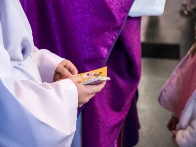 W V Niedzielę Wielkiego Postu, podczas Mszy Świętej o godz. 12:00, ks. Krzysztof Gołąbek – proboszcz naszej Katedry, przyjął do grona Liturgicznej Służby Ołtarza siedmiu nowych ministrantów. Po odpowiednim przygotowaniu, pod czujnym okiem ks. Pawła Wójcika oraz animatorów Adama i Miłosza, chłopcy otrzymali stopień ministranta choralisty – po raz pierwszy założyli kołnierzyki i otrzymali legitymacje ministranckie. To wyjątkowy moment i ogromna radość dla naszej wspólnoty! Podczas Mszy Świętej zaśpiewała Dziewczęca Schola Katedralna. Serdecznie gratulujemy chłopcom odwagi oraz życzymy wytrwałości w tej pięknej służbie przy Ołtarzu Pana Jezusa. Jeśli chcesz dołączyć do grona ministrantów – serdecznie zapraszamy! Zainteresowanych prosimy o kontakt z ks. Pawłem Wójcikiem.
fot. Antoni Ważny