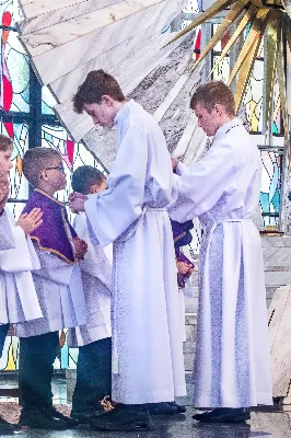 W IV Niedzielę Wielkiego Postu, podczas Mszy Świętej o godz. 12:00, ks. Krzysztof Gołąbek – proboszcz naszej Katedry, przyjął do grona Liturgicznej Służby Ołtarza dziesięciu nowych ministrantów! Po odpowiednim przygotowaniu, pod czujnym okiem ks. Pawła Wójcika oraz animatorów, chłopcy otrzymali stopień ministranta choralisty – po raz pierwszy założyli kołnierzyki i otrzymali legitymacje ministranckie. To wyjątkowy moment i ogromna radość dla naszej wspólnoty! 
Serdecznie gratulujemy chłopcom odwagi oraz życzymy wytrwałości w tej pięknej służbie przy Ołtarzu Pana Jezusa. 
Jeśli chcesz dołączyć do grona ministrantów – serdecznie zapraszamy! Zainteresowanych prosimy o kontakt z ks. Pawłem Wójcikiem.
 fot. Joanna Prasoł