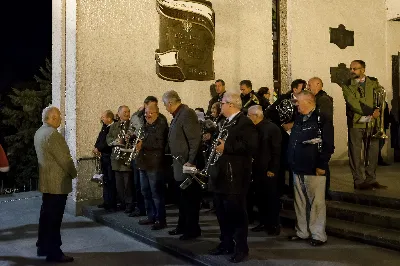 W niedzielę 13 października przeżywaliśmy uroczyste Nabożeństwo Fatimskie z udziałem WSD w Rzeszowie. Mszy Świętej przewodniczył i homilię wygłosił ks. Krystian Winiarski - prefekt WSD. O godz. 18.40 zostały przedstawione prośby i podziękowania do Matki Bożej Fatimskiej, w intencji których sprawowana była także Msza Święta. Po Mszy Świętej wyruszyła procesja z figurą Matki Bożej i relikwiami świętych Dzieci Fatimskich. Nabożeństwo zakończył Apel Jasnogórski. fot. ks. Tomasz Nowak, Joanna Prasoł