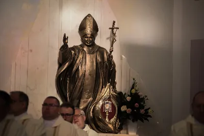 W poniedziałek 18 maja o godz. 18.00 w naszej Katedrze miało miejsce dziękczynienie w stulecie urodzin Karola Wojtyły – św. Jana Pawła II. W tym dniu dziękowaliśmy również i modliliśmy się w intencji naszych Księży Biskupów: Jana – z racji 20. rocznicy sakry biskupiej oraz Kazimierza – z racji 60. rocznicy święceń kapłańskich, a także w intencji naszego Księdza Infułata Stanisława w 60. rocznicę święceń kapłańskich. Eucharystii przewodniczył bp Jan Wątroba. Mszę św. koncelebrowali: bp Kazimierz Górny, bp Edward Białogłowski, infułaci: ks. Stanisław Mac i ks. Wiesław Szurek, księża dziekani oraz duchowni z różnych instytucji diecezji rzeszowskiej.  W Mszy św. uczestniczyły władze państwowe i samorządowe oraz służby mundurowe. fot. Dariusz Kamiński (fotografiarzeszow.com.pl)