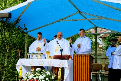 W czwartek w Uroczystość Najświętszego Ciała i Krwi Pańskiej (Boże Ciało) Msza Święta parafialna o godz. 12.00 była sprawowana na osiedlu Drabinianka na placu zieleni między ul. Graniczną i Zieloną. Dziękujemy parafianom za zaangażowanie i pomoc w przygotowaniu ołtarzy: - Ołtarz Mszy Świętej - Spółdzielnia Mieszkaniowa Metalowiec i mieszkańcy ul. Zielonej. - I ołtarz przy kapliczce Matki Bożej Fatimskiej – mieszkańcy bloku ul. Cicha 9. - II ołtarz przy Akademikach – mieszkańcy bloków ul. Cicha 3 i 7. - III ołtarz przed „Energetykiem” mieszkańcy bloku Kwiatkowskiego 5. - IV ołtarz obok bloków ul. Graniczna 4a i 4b – mieszkańcy tychże bloków.  fot. Andrzej Kotowicz