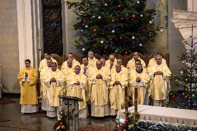 W liturgiczne święto św. Jana Apostoła i Ewangelisty, w katedrze rzeszowskiej duchowni i świeccy modlili się w intencji bp. Jana Wątroby. Eucharystię, której przewodniczył Solenizant, koncelebrowali: bp Kazimierz Górny, bp Edward Białogłowski oraz 56 księży.  fot. Dariusz Kamiński (https://fotografiarzeszow.com.pl)