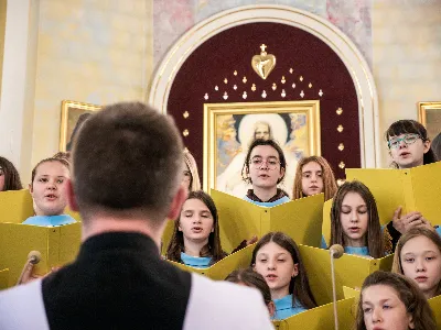 W V Niedzielę Wielkiego Postu, podczas Mszy Świętej o godz. 12:00, ks. Krzysztof Gołąbek – proboszcz naszej Katedry, przyjął do grona Liturgicznej Służby Ołtarza siedmiu nowych ministrantów. Po odpowiednim przygotowaniu, pod czujnym okiem ks. Pawła Wójcika oraz animatorów Adama i Miłosza, chłopcy otrzymali stopień ministranta choralisty – po raz pierwszy założyli kołnierzyki i otrzymali legitymacje ministranckie. To wyjątkowy moment i ogromna radość dla naszej wspólnoty! Podczas Mszy Świętej zaśpiewała Dziewczęca Schola Katedralna. Serdecznie gratulujemy chłopcom odwagi oraz życzymy wytrwałości w tej pięknej służbie przy Ołtarzu Pana Jezusa. Jeśli chcesz dołączyć do grona ministrantów – serdecznie zapraszamy! Zainteresowanych prosimy o kontakt z ks. Pawłem Wójcikiem.
fot. Antoni Ważny