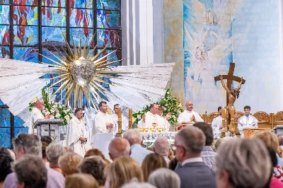 W niedzielę 13 sierpnia przeżywaliśmy kolejne w tym roku Nabożeństwo Fatimskie. O godz. 18.40 zostały przedstawione prośby i podziękowania do Matki Bożej Fatimskiej, w intencji których sprawowana była także Msza Święta. Eucharystii przewodniczył ks. Piotr Fortuna (proboszcz parafii Rzeszów-Matysówka), homilię zaś wygłosił ks. Jan Pyziak (proboszcz parafii Rzeszów-Matysówka w latach 1985-2018). Po Mszy Świętej wyruszyła procesja z figurą Matki Bożej, podczas której modlitwę różańcową prowadzili przedstawiciele parafii Rzeszów-Zalesie wraz ze swoim duszpasterzem ks. Łukaszem Jaskiem. Modlitwę ubogaciła obecność Orkiestry Dętej pod dyrekcją Tadeusza Cielaka. Nabożeństwo zakończył Apel Jasnogórski. fot. Joanna Prasoł