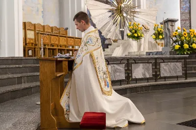 Wrześniowe nabożeństwo fatimskie, będące odpowiedzią na wezwanie Maryi do modlitwy i pokuty, odbyło się w ubiegły wtorek, 13 dnia miesiąca. Tym razem w Katedrze Rzeszowskiej zostało przygotowane przez parafie św. Michała Archanioła oraz św. Jadwigi Królowej.
Nabożeństwo rozpoczęło się odczytaniem próśb i podziękowań do Matki Bożej Fatimskiej, w intencji których następnie sprawowana była Msza Święta. Uroczystej, koncelebrowanej liturgii przewodniczył ks. Tomasz Gałuszka – wikariusz parafii św. Jadwigi.
Słowo Boże wygłosił ks. Grzegorz Kot – Diecezjalny Duszpasterz Trzeźwości i Osób Uzależnionych. Nawiązał do liturgii słowa z dnia, podkreślając trafne powiązanie z Tajemnicą Fatimską. „Niejedna matka dzisiaj płacze, jak owa kobieta z Nain, nad śmiercią swojego dziecka. Niejedna matka płacze, patrząc na pogubienie swojego dziecka – że życie mu nie wychodzi, że się poplątało, że nie chodzi do kościoła, nie modli się. Ową matką jest również Kościół, który płacze, kiedy się gubimy, kiedy w naszym sercu zaczyna kiełkować grzech i zaczynamy odchodzić. Trzeba nam stanąć w prawdzie i uderzyć się we własne piersi – i po to tu jesteśmy, aby modlitwą różańcową złożyć zadośćuczynienie za grzechy swoje i całego świata”.
„To nabożeństwo winno nas wprowadzać w osobistą retrospekcję, rachunek sumienia – czy oby jestem bratem dla brata? Bo może w moje serce wkradło się porównywanie, osądzanie, obmowa wobec tych, którzy się pogubili na drogach swojego życia” – mówił dalej ks. Grzegorz.
Kaznodzieja zachęcał do odpowiedzi na wołanie Matki Bożej w Fatimie i porzucenie obaw, strachu i niepewności. „Może nam się wydawać, gdyby Bóg na naszych oczach dotknął trumny, kogoś wskrzesił, byłoby nam łatwiej wierzyć. Nic bardziej mylnego. Wystarczy zerknąć na Łazarza i bogacza, wołającego: Ojcze Abrahamie, poślij kogoś z umarłych do żyjących, a na pewno uwierzą. Poślij kogoś. Bóg posyła Matkę do dzieci w Fatimie, a idąc dalej – posyła dzieci. O co prosi Matka Boża w Fatimie? O pokutę i różaniec. Trzecia Tajemnica Fatimska może przerażać, ale tych, co wierzą, nie powinna. Jeżeli w Twoim sercu jest wiara, nie stanie ci się krzywda”.
Po zakończonej liturgii Mszy Świętej wierni polecali swoje intencje w modlitwie różańcowej przy figurze Matki Bożej Fatimskiej. Modlitwę prowadzili ks. Rafał Kłos (wikariusz parafii św. Michała Archanioła) oraz diakoni. Ze względu na trwający remont schodów zrezygnowano z procesji. Nabożeństwo zakończono odśpiewaniem Apelu Jasnogórskiego o godz. 21.00. Następnie jeszcze przez godziną trwała indywidualna adoracja Najświętszego Sakramentu.
Posługę muzyczną podjął chór Michael z parafii św. Michała Archanioła w Rzeszowie oraz orkiestra dęta prowadzona przez p. Tadeusza Cielaka. Obecne były także poczty sztandarowe, przedstawiciele Rycerzy Kolumba i Bractwa św. Michała Archanioła.
Ostatnie w tym roku nabożeństwo fatimskie odbędzie się 13 października. W Katedrze Rzeszowskiej będzie prowadzone przez Wyższe Seminarium Duchowne w Rzeszowie.

fot. Joanna Prasoł 