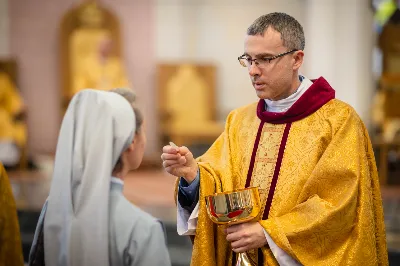 „Na swoje życie i swoje kapłaństwo trzeba popatrzeć w świetle Bożej miłości. Inaczej go nie pojmiemy ani my, ani ci, którzy będą na nas patrzeć” – mówił bp Jan Wątroba podczas Mszy św. z udzieleniem święceń prezbiteratu. 4 czerwca 2022 r. w kościele katedralnym jedenastu diakonów diecezji rzeszowskiej przyjęło sakrament kapłaństwa.
Do grona neoprezbiterów diecezji rzeszowskiej należą: ks. Sebastian Bełz z parafii w Nienadówce, ks. Krzysztof Lampart z parafii w Rudnej Wielkiej, ks. Mateusz Łachmanek z parafii w Lipinkach, ks. Karol Migut z parafii w Jasionce, ks. Marcin Murawski z parafii katedralnej w Rzeszowie, ks. Adrian Pazdan z parafii w Zagorzycach, ks. Tomasz Sienicki z parafii w Bieździedzy, ks. Dominik Świeboda z parafii w Palikówce, ks. Piotr Wąsacz z parafii bł. Władysława Findysza w Rzeszowie, ks. Mateusz Wojtuń z parafii w Święcanach oraz ks. Wiktor Zoła z parafii w Cieklinie.
Mszy św. przewodniczył i święceń udzielił bp Jan Wątroba. Eucharystię koncelebrowało około osiemdziesięciu księży, m.in: przełożeni Wyższego Seminarium Duchownego w Rzeszowie oraz proboszczowie i wikariusze z parafii rodzinnych neoprezbiterów. W Mszy św. uczestniczył abp Edward Nowak, bp Kazimierz Górny i bp Edward Białogłowski.
Zebranych w kościele katedralnym powitał ks. Krzysztof Gołąbek, proboszcz parafii.
W homilii bp Jan Wątroba nawiązał do słów z Ewangelii według św. Jana w których Chrystus tłumaczy co to znaczy być dobrym pasterzem. „Być kapłanem w Kościele Chrystusowym to znaczy mieć udział w Jego pasterskiej misji i stale upodabniać się do Dobrego Pasterza, który zna owce, karmi je, broni i jest gotów oddać życie dla ich dobra” – mówił hierarcha.
Po homilii odbył się obrzędy święceń: przyrzeczenie czci i posłuszeństwa Biskupowi Ordynariuszowi, Litania do Wszystkich Świętych podczas której kandydaci leżeli krzyżem, nałożenie rąk, modlitwa święceń oraz namaszczenie rąk krzyżmem i wręczenie chleba i wina. Podczas Liturgii Eucharystycznej nowo wyświęceni po raz pierwszy wyciągnęli dłonie nad chlebem i winem wypowiadając słowa konsekracji.
Na zakończenie Mszy św. ks. Tomasz Sienicki, podziękował w imieniu nowo wyświęconych wszystkim, którzy przyczynili się do przygotowania ich do kapłaństwa. Słowa wdzięczności, m.in. przełożonym Wyższego Seminarium Duchownego w Rzeszowie i rodzicom neoprezbiterów, wypowiedział bp Jan Wątroba. 
W drodze do zakrystii neoprezbiterzy zatrzymali się przy figurze Matki Bożej Fatimskiej zawierzając swoje kapłaństwo Matce Bożej.
W niedzielę, 5 czerwca, w Uroczystość Zesłania Ducha Świętego, neoprezbiterzy będą sprawować w swoich rodzinnych parafiach uroczyste Msze św. prymicyjne, a w najbliższych tygodniach otrzymają skierowania do parafii.

Fot. ks. Jakub Nagi oraz biala-wrona.pl
