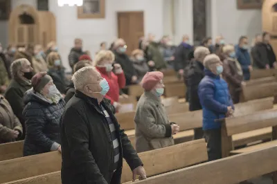 W czwartek 18 listopada, we wspomnienie bł. Karoliny Kózkówny – współpatronki Diecezji Rzeszowskiej, w Katedrze Rzeszowskiej o godz. 18.00 miała miejsce uroczysta Msza Święta, podczas której w poczet Kapituły Katedralnej został włączony ks. Michał Rurak. W uroczystości uczestniczyli przedstawiciele Kapituły Katedralnej, przedstawiciel Kapituły Archikatedralnej w Przemyślu – ks. Mieczysław Rusin oraz kapłani posługujący w Katedrze Rzeszowskiej. Mszy Świętej przewodniczył ks. Krzysztof Gołąbek – proboszcz Katedry i prepozyt Kapituły Katedralnej, homilię zaś wygłosił ks. dr Krzysztof Golas. Uroczystość rozpoczęła się odczytaniem przez ks. Jana Szczupaka – dziekana Kapituły Katedralnej – dekretu biskupa Jana Wątroby o włączeniu ks. Michała Ruraka do grona kanoników oraz o ustanowieniu go Kanonikiem Penitencjarzem kościoła Katedralnego w Rzeszowie. Następnie prepozyt Kapituły poświęcił dystynktorium kanonickie i wprowadził nowego kanonika w urząd. Ten zaś w stroju chórowym zajął miejsce w katedralnych stallach. Nowy kanonik po homilii złożył wyznanie wiary związane z obejmowaniem urzędu w kościele. Tytuł kanonika przyznawany jest przez biskupa diecezji jako wyróżnienie za zaangażowanie kapłana w życie Kościoła. Historycznie kanonikami byli księża skupieni wokół biskupa, któremu pomagali w zarządzaniu lokalnym Kościołem. Obowiązani byli określoną regułą, czyli kanonem praw: stąd pochodzi nazwa „kanonik”. Kapituła katedralna w Rzeszowie jest kolegium kapłanów diecezji rzeszowskiej, powołanym 22 lutego 1993 r. przez Stolicę Apostolską na wniosek biskupa rzeszowskiego Kazimierza Górnego. Zadaniem Kapituły jest sprawowanie bardziej uroczystych czynności liturgicznych w kościele katedralnym, troska o rozwój instytucji duszpasterskich i wychowawczych w diecezji oraz pełnienie zadań zleconych jej przez prawo lub biskupa diecezjalnego. Przedstawiciel Kapituły może uczestniczyć w wizytacjach kanonicznych parafii dokonywanych przez księży biskupów. Kanonicy zajmują miejsca w stallach według ustalonej kolejności podyktowanej datą ich nominacji. Pierwsze miejsce w stallach po prawej stronie jest przeznaczone dla prepozyta, a po stronie lewej dla dziekana. Na czele Kapituły stoi prepozyt, który jest jej przewodniczącym. Obecnie funkcję tę pełni proboszcz Katedry ks. Krzysztof Gołąbek. Statuty Kapituły Katedralnej w Rzeszowie wymieniają jeszcze pięć innych urzędów: •	dziekan (ks. Jan Szczupak) – zastępca prepozyta: służy mu pomocą, zastępuje go w razie nieobecności, uzgadnia udział Kapituły w uroczystościach religijnych i patriotycznych, •	scholastyk (ks. inf. Wiesław Szurek) – odpowiedzialny za archiwum, bibliotekę, •	skarbnik (ks. Stanisław Potera) – odpowiedzialny za finanse kapituły, •	penitencjarz (ks. Michał Rurak) – spowiednik w kościele katedralnym, •	sekretarz (ks. Józef Kula). Strój chórowy Rzeszowskiej Kapituły Katedralnej stanowi czarna sutanna z fioletowymi guzikami i obszywkami, rokieta, biret z fioletowym pomponem, mantolet koloru czarnego obszyty fioletowym sznurkiem, łańcuch z dystynktorium w kształcie krzyża, z podobizną św. Józefa Sebastiana Pelczara – patrona diecezji – oraz pierścień. Strój chórowy obowiązuje kanoników podczas uroczystości kościelnych, zwłaszcza z udziałem biskupa rzeszowskiego, na terenie diecezji rzeszowskiej. Odznaczenia kanonickie są dożywotnie. Ks. Kanonikowi Michałowi Rurakowi serdecznie gratulujemy oraz życzymy wielu łask Bożych w posłudze w Rzeszowskiej Katedrze dla dobra kościoła parafialnego i diecezjalnego. Ks. Michał Rurak urodził się w 1957 r. w Kamieniu. Szkołę podstawową ukończył w Cholewianej Górze. Swą naukę kontynuował w Liceum Ogólnokształcącym w Rudniku, a w 1976 r. wstąpił do Wyższego Seminarium Duchownego w Przemyślu. 20 czerwca 1982 r. przyjął święcenia kapłańskie z rąk biskupa Ignacego Tokarczuka. Posługiwał w parafiach: Rymanów Zdrój (1982-1985), Rzeszów – Matki Bożej Różańcowej (1985-1987), Przemyśl – Św. Benedykta, Cyryla i Metodego (1987-1989), Chmielnik (1989-1992). W 1992 r. został proboszczem w Cieklinie. Od 1993 r. posługuje w Katedrze Rzeszowskiej. Fot. Małgorzata Ryndak