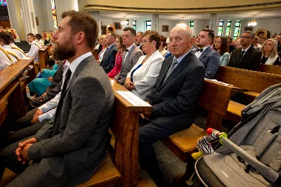 „Na swoje życie i swoje kapłaństwo trzeba popatrzeć w świetle Bożej miłości. Inaczej go nie pojmiemy ani my, ani ci, którzy będą na nas patrzeć” – mówił bp Jan Wątroba podczas Mszy św. z udzieleniem święceń prezbiteratu. 4 czerwca 2022 r. w kościele katedralnym jedenastu diakonów diecezji rzeszowskiej przyjęło sakrament kapłaństwa.
Do grona neoprezbiterów diecezji rzeszowskiej należą: ks. Sebastian Bełz z parafii w Nienadówce, ks. Krzysztof Lampart z parafii w Rudnej Wielkiej, ks. Mateusz Łachmanek z parafii w Lipinkach, ks. Karol Migut z parafii w Jasionce, ks. Marcin Murawski z parafii katedralnej w Rzeszowie, ks. Adrian Pazdan z parafii w Zagorzycach, ks. Tomasz Sienicki z parafii w Bieździedzy, ks. Dominik Świeboda z parafii w Palikówce, ks. Piotr Wąsacz z parafii bł. Władysława Findysza w Rzeszowie, ks. Mateusz Wojtuń z parafii w Święcanach oraz ks. Wiktor Zoła z parafii w Cieklinie.
Mszy św. przewodniczył i święceń udzielił bp Jan Wątroba. Eucharystię koncelebrowało około osiemdziesięciu księży, m.in: przełożeni Wyższego Seminarium Duchownego w Rzeszowie oraz proboszczowie i wikariusze z parafii rodzinnych neoprezbiterów. W Mszy św. uczestniczył abp Edward Nowak, bp Kazimierz Górny i bp Edward Białogłowski.
Zebranych w kościele katedralnym powitał ks. Krzysztof Gołąbek, proboszcz parafii.
W homilii bp Jan Wątroba nawiązał do słów z Ewangelii według św. Jana w których Chrystus tłumaczy co to znaczy być dobrym pasterzem. „Być kapłanem w Kościele Chrystusowym to znaczy mieć udział w Jego pasterskiej misji i stale upodabniać się do Dobrego Pasterza, który zna owce, karmi je, broni i jest gotów oddać życie dla ich dobra” – mówił hierarcha.
Po homilii odbył się obrzędy święceń: przyrzeczenie czci i posłuszeństwa Biskupowi Ordynariuszowi, Litania do Wszystkich Świętych podczas której kandydaci leżeli krzyżem, nałożenie rąk, modlitwa święceń oraz namaszczenie rąk krzyżmem i wręczenie chleba i wina. Podczas Liturgii Eucharystycznej nowo wyświęceni po raz pierwszy wyciągnęli dłonie nad chlebem i winem wypowiadając słowa konsekracji.
Na zakończenie Mszy św. ks. Tomasz Sienicki, podziękował w imieniu nowo wyświęconych wszystkim, którzy przyczynili się do przygotowania ich do kapłaństwa. Słowa wdzięczności, m.in. przełożonym Wyższego Seminarium Duchownego w Rzeszowie i rodzicom neoprezbiterów, wypowiedział bp Jan Wątroba. 
W drodze do zakrystii neoprezbiterzy zatrzymali się przy figurze Matki Bożej Fatimskiej zawierzając swoje kapłaństwo Matce Bożej.
W niedzielę, 5 czerwca, w Uroczystość Zesłania Ducha Świętego, neoprezbiterzy będą sprawować w swoich rodzinnych parafiach uroczyste Msze św. prymicyjne, a w najbliższych tygodniach otrzymają skierowania do parafii.

Fot. ks. Jakub Nagi oraz biala-wrona.pl
